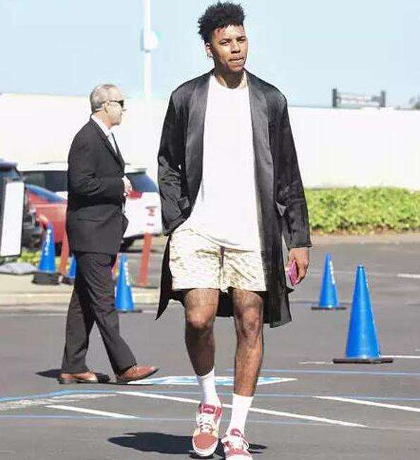 摆在聚光灯 摆在聚光灯